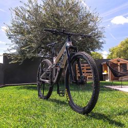 Foco Led De Aluminio Recargable 180 Lm, 50 Lm, Flash. Función Frontal / Bicicleta