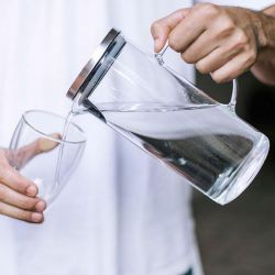 Jarra De Vidrio Con Tapa Metálica 1,5 L 17 X 9,5 X 22,5 Cm